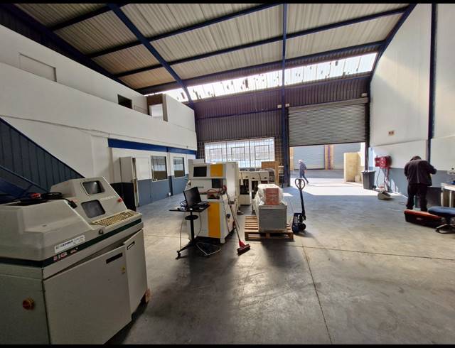 239M² WAREHOUSE TO LET IN JET PARK